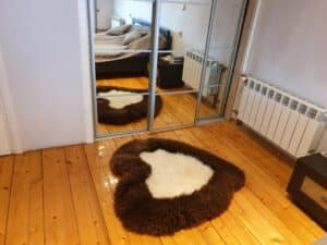 Dywanik ze skóry w kształcie serca