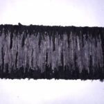 Ręcznie tkany ciemny dywan ze skóry owczej– naturalny, ciepły, skandynawski styl