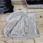 Patchworkowa narzuta z owczej skóry – jasna kapa na kanapę/łóżko