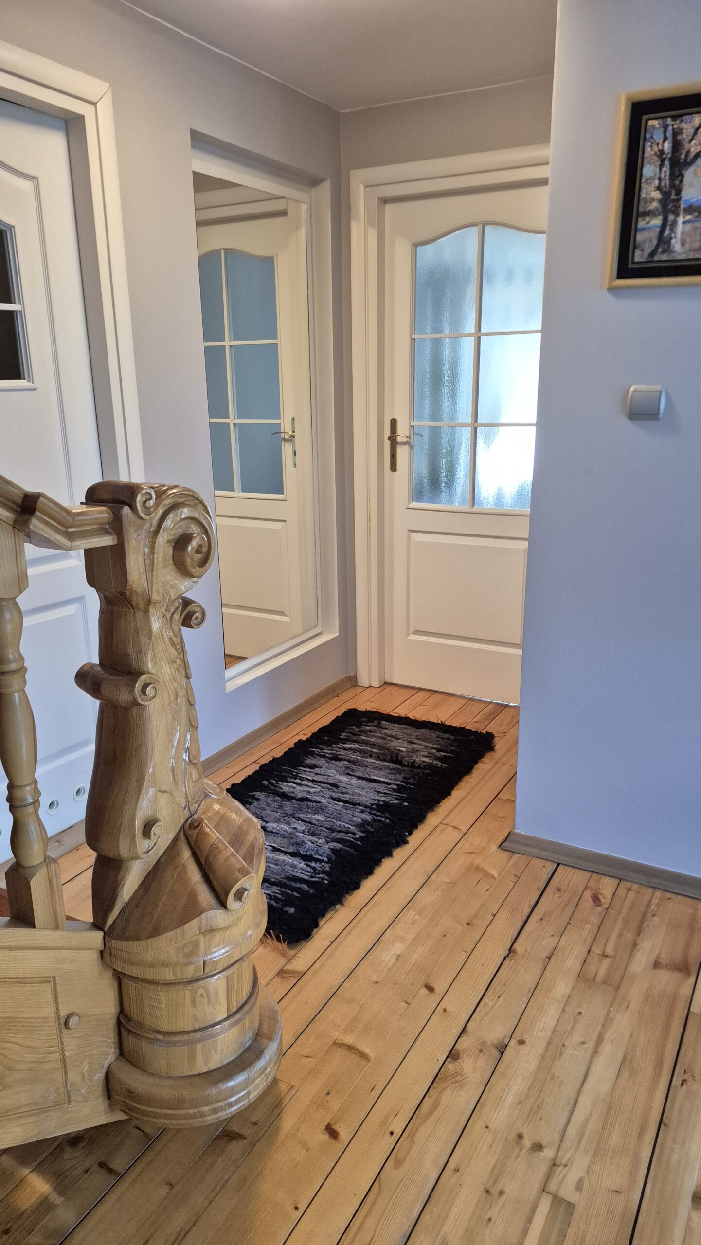 Ręcznie tkany ciemny dywan chodnik ze skóry owczej– naturalny, ciepły, skandynawski styl