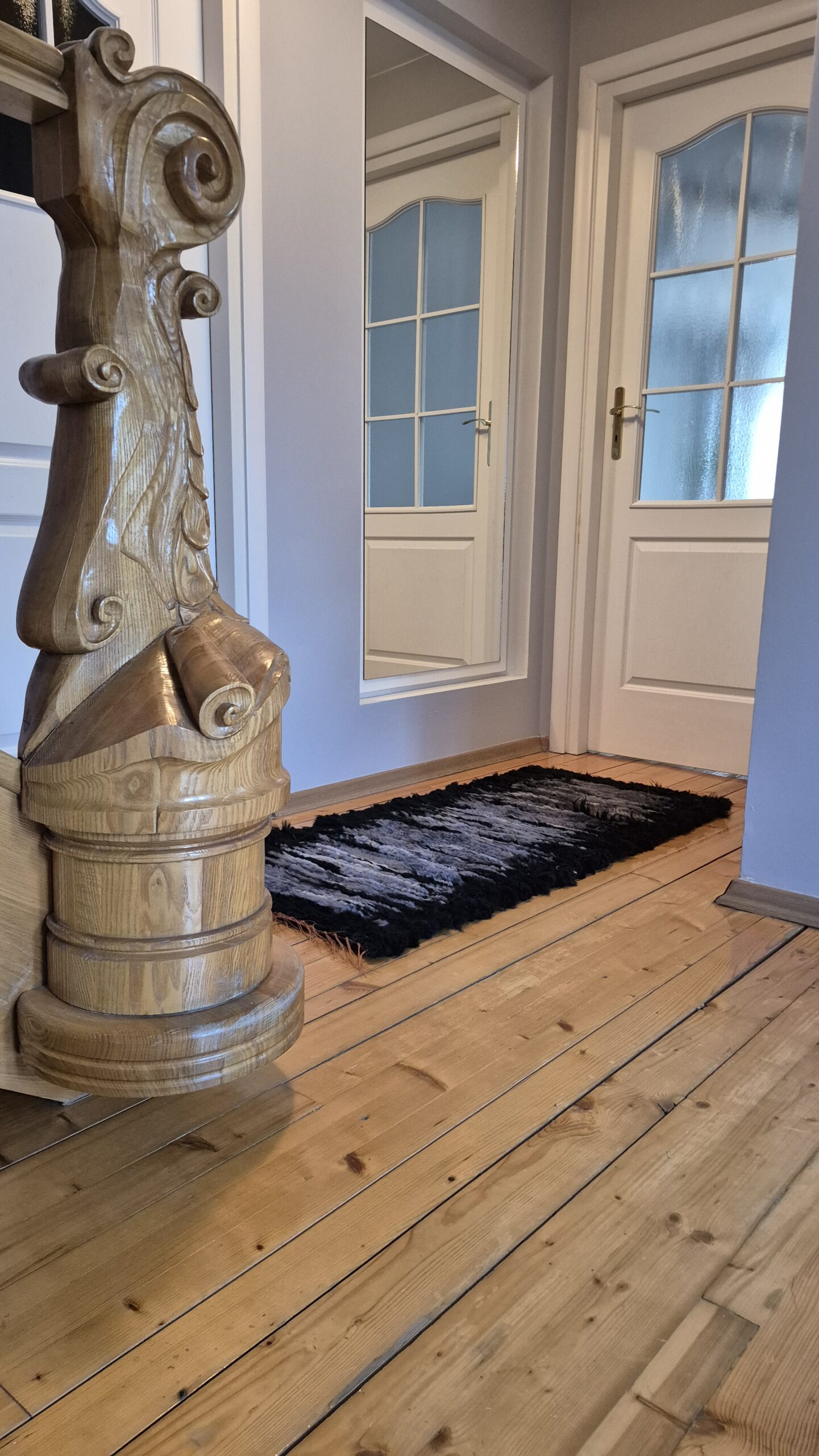 Ręcznie tkany ciemny dywan chodnik ze skóry owczej– naturalny, ciepły, skandynawski styl