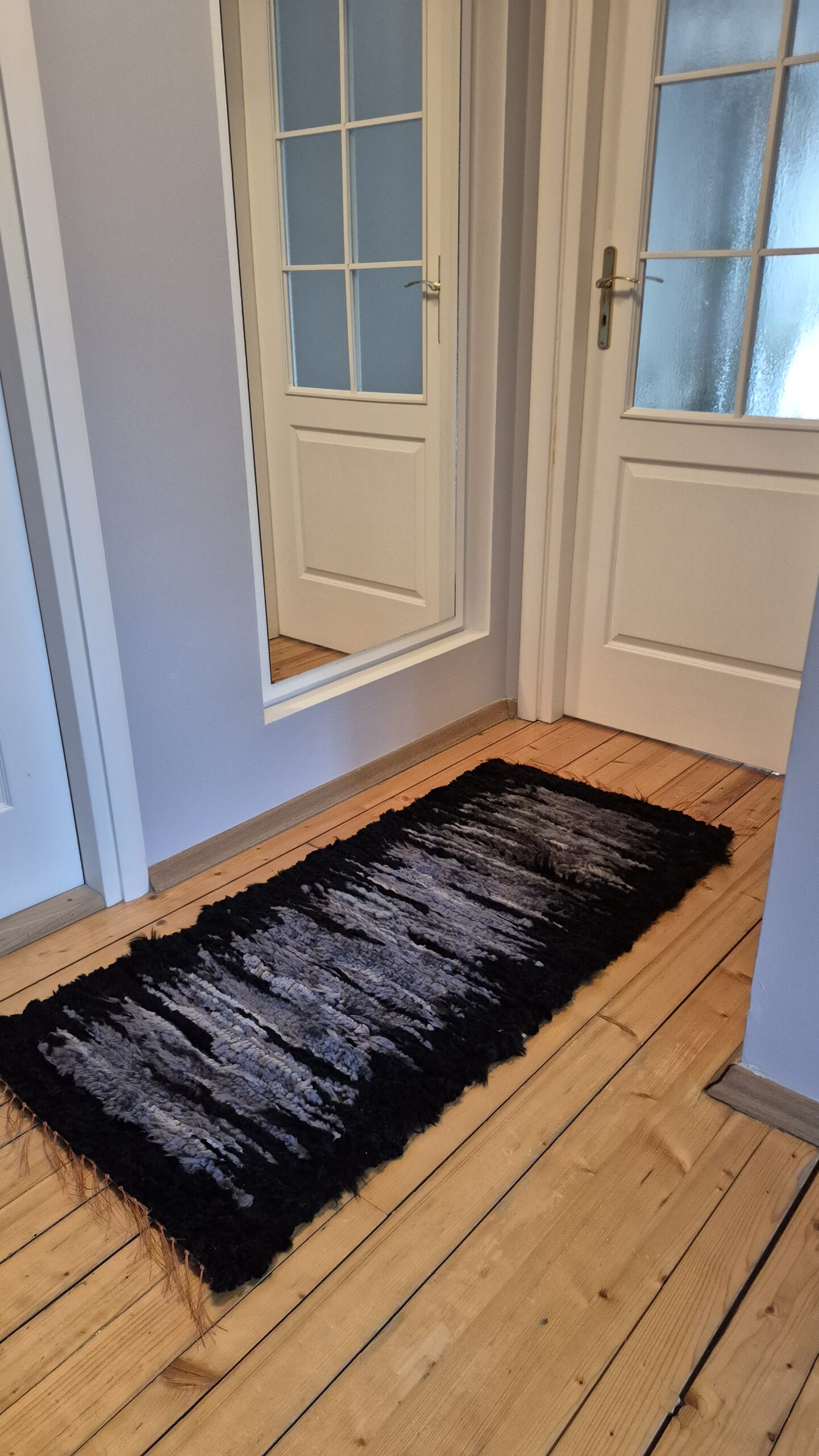Ręcznie tkany ciemny dywan chodnik ze skóry owczej– naturalny, ciepły, skandynawski styl
