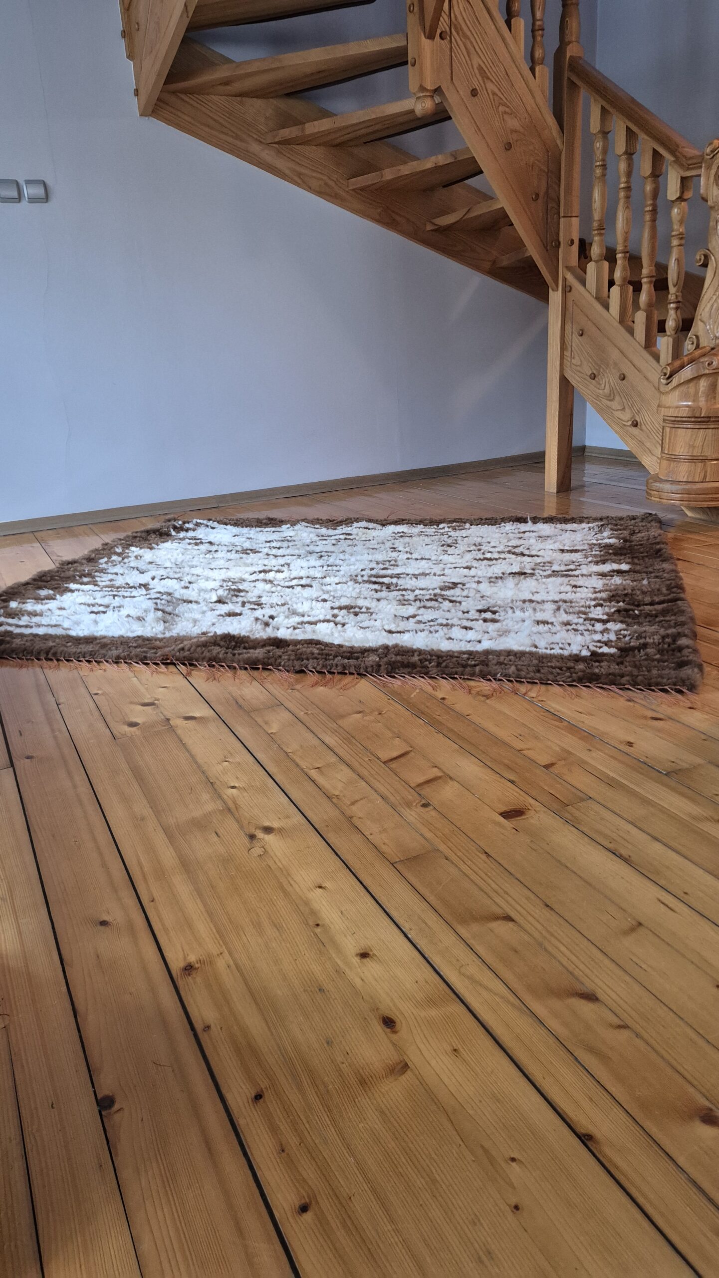 Ręcznie tkany jasny dywan chodnik ze skóry owczej– naturalny, ciepły, skandynawski styl