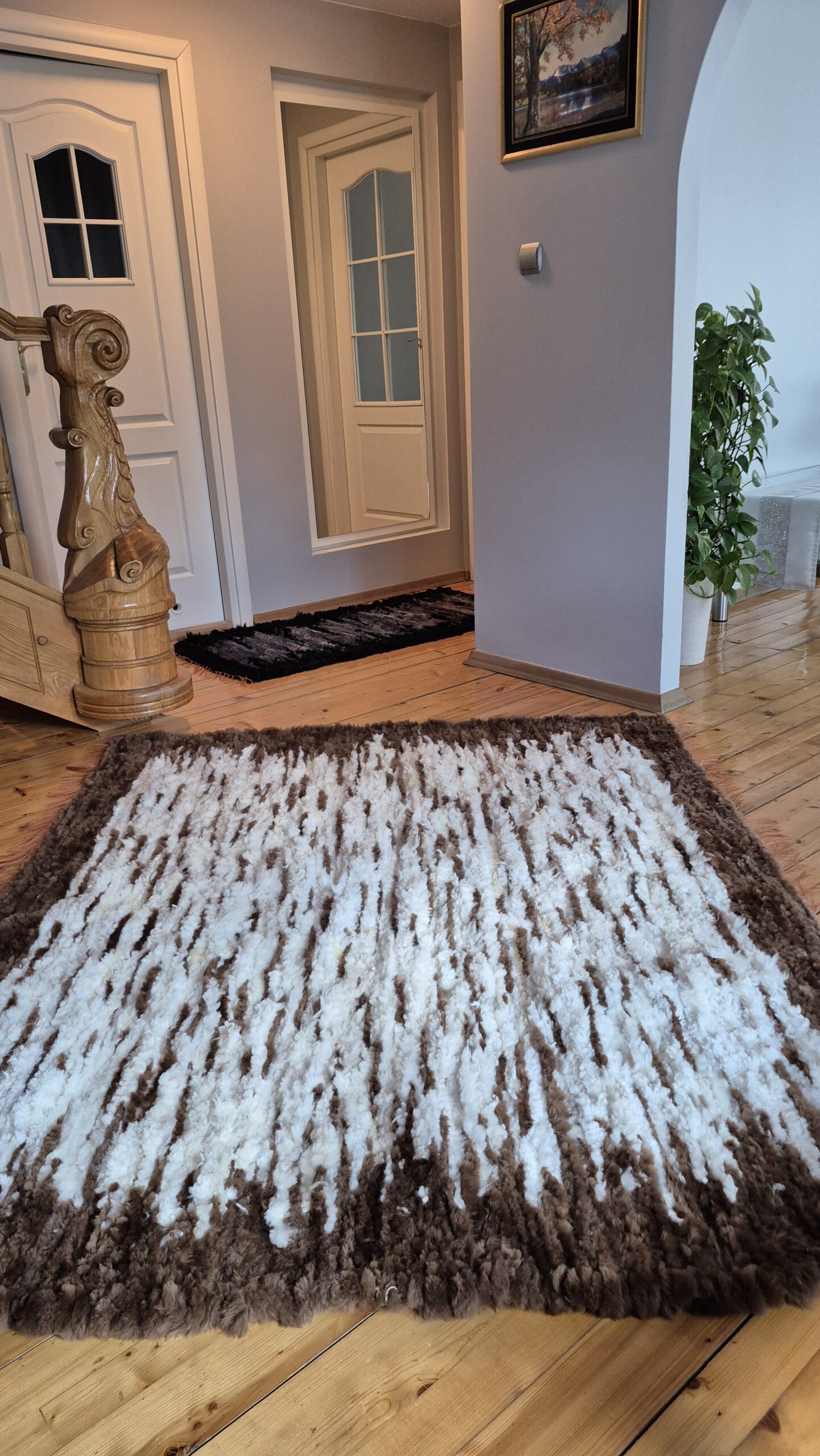 Ręcznie tkany jasny dywan chodnik ze skóry owczej– naturalny, ciepły, skandynawski styl