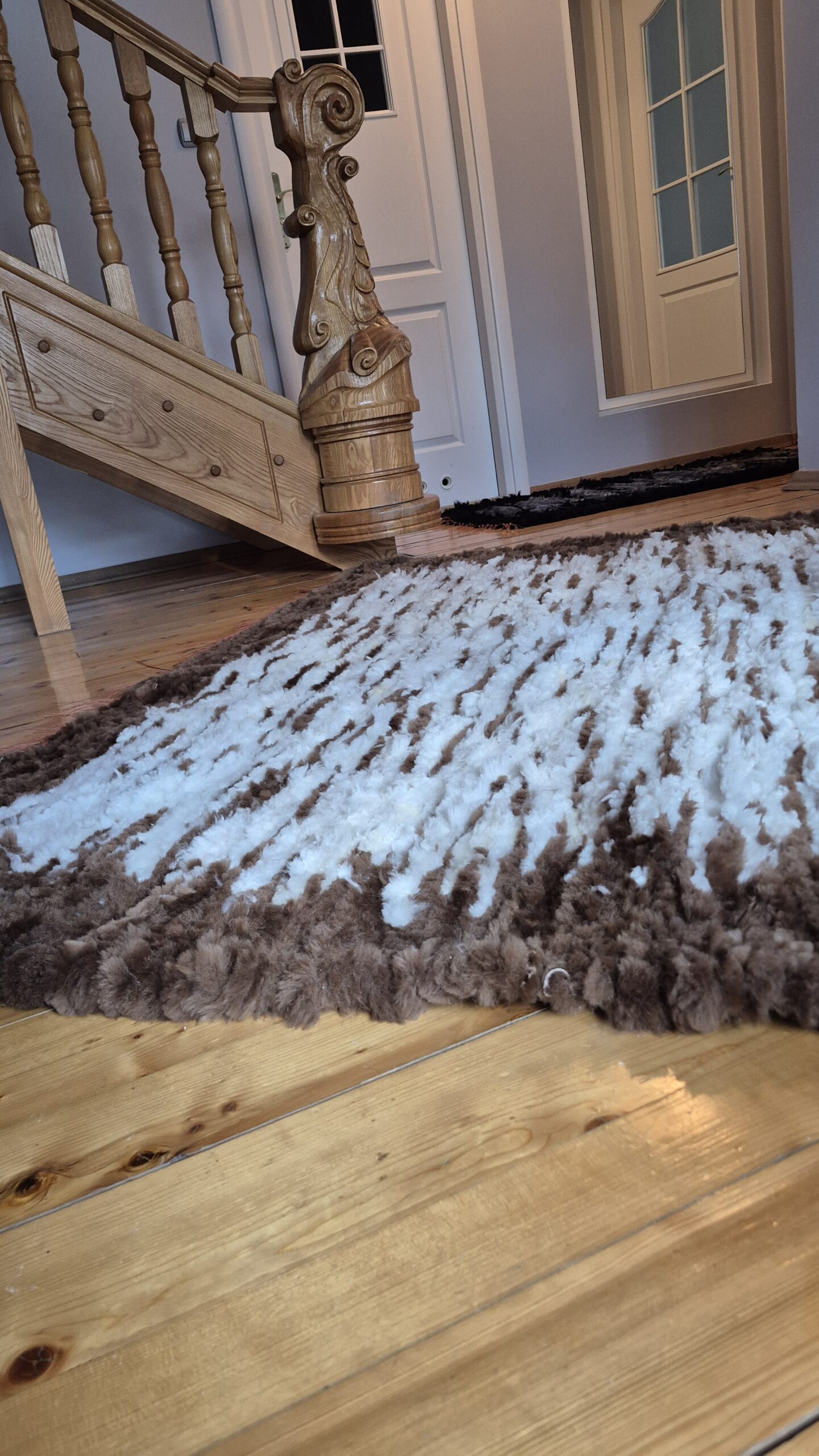 Ręcznie tkany jasny dywan chodnik ze skóry owczej– naturalny, ciepły, skandynawski styl