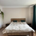 Patchworkowa narzuta z owczej skóry – jasna kapa na kanapę/łóżko