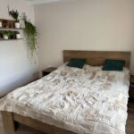 Patchworkowa narzuta z owczej skóry – jasna kapa na kanapę/łóżko