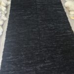 Ręcznie tkany kruczo czarny dywan ze skóry owczej 300×200 cm