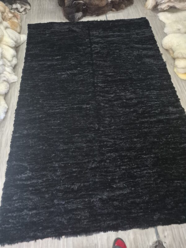 Ręcznie tkany kruczo czarny dywan ze skóry owczej 300×200 cm