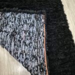 Ręcznie tkany kruczo czarny dywan ze skóry owczej 300×200 cm