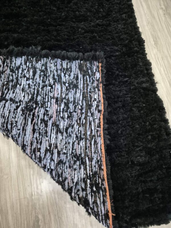Ręcznie tkany kruczo czarny dywan ze skóry owczej 300×200 cm