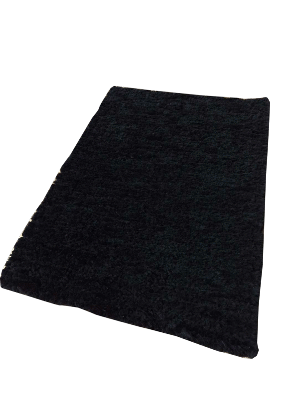 Ręcznie tkany kruczo czarny dywan ze skóry owczej 300×200 cm