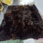 Duży dywan z naturalnej skóry owczej – 200×220 cm – czekoladowy brąz