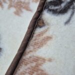 Koc Wełniany 100% Owcza Wełna – Biały w Brązowe Liście 215x200 cm