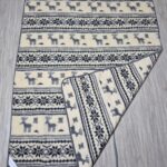 Naturalny koc 100% owczej wełny, biały w szare pasy z reniferami. Ręcznie wykonany w Polsce, ciepły i przytulny. Rozmiar 215×200 cm – idealny na zimę i Święta.