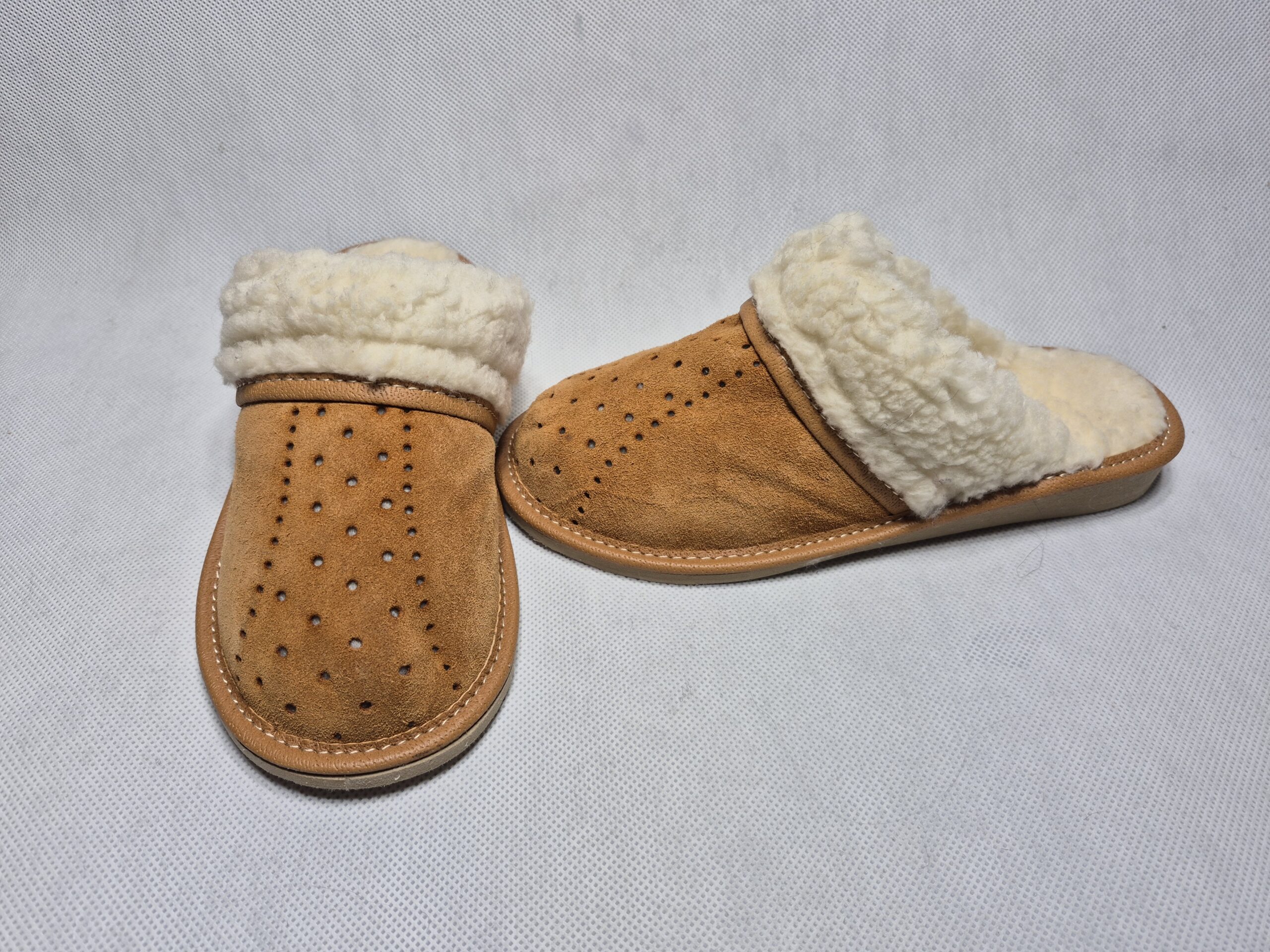 Kapcie z kożuszkiem, brązowe zamszowe pantofle ciepłe