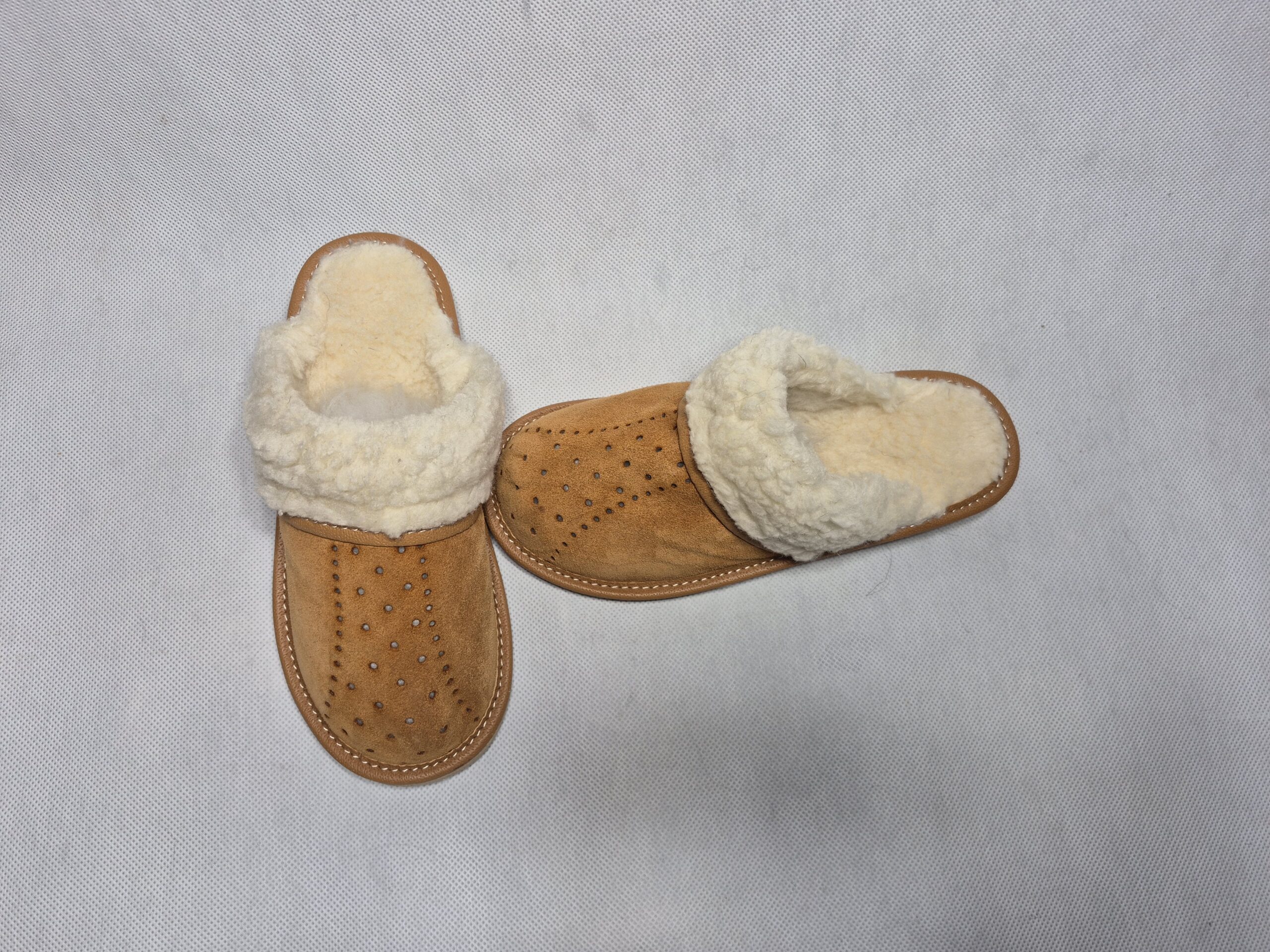 Kapcie z kożuszkiem, brązowe zamszowe pantofle ciepłe