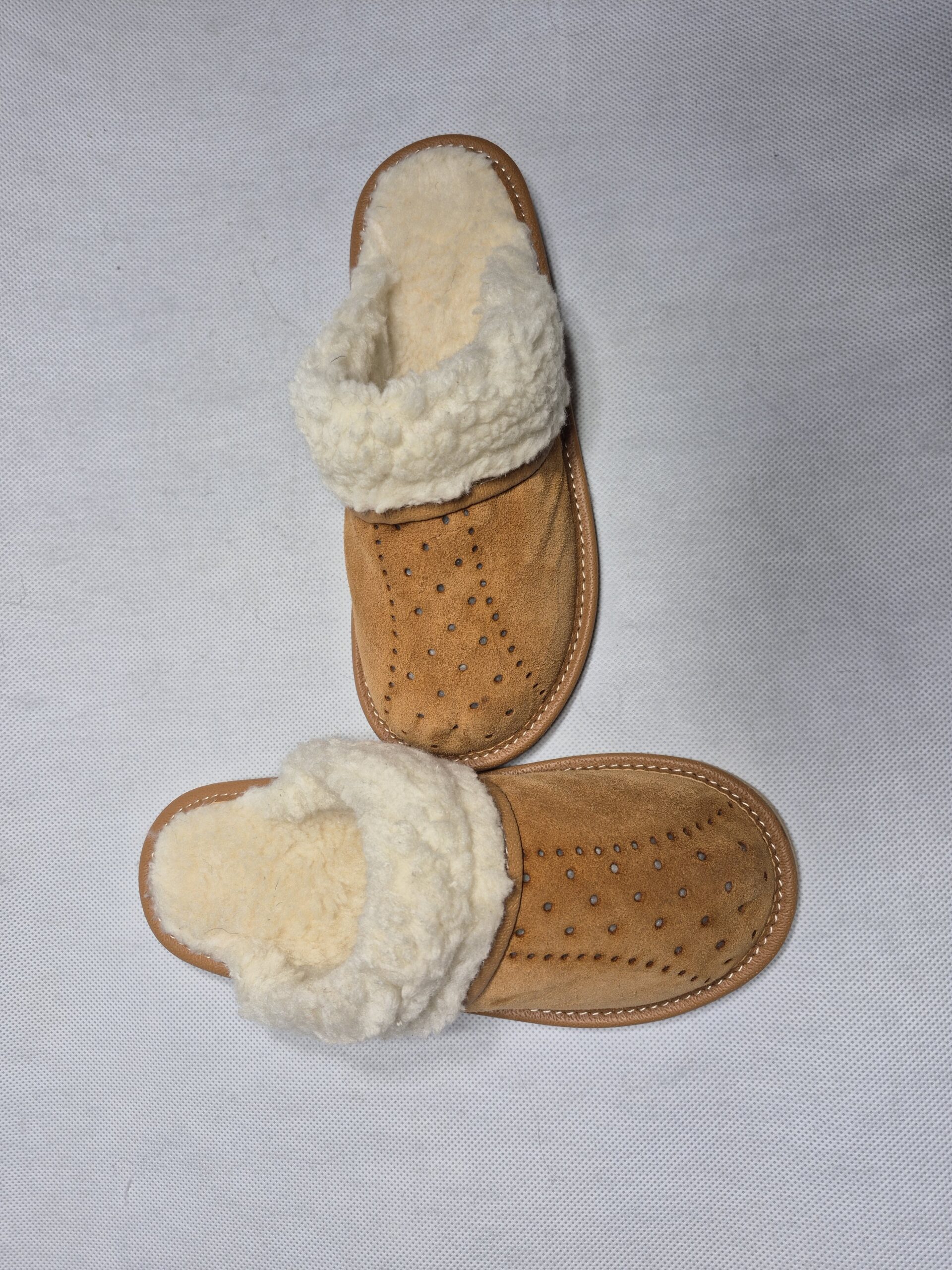 Kapcie z kożuszkiem, brązowe zamszowe pantofle ciepłe