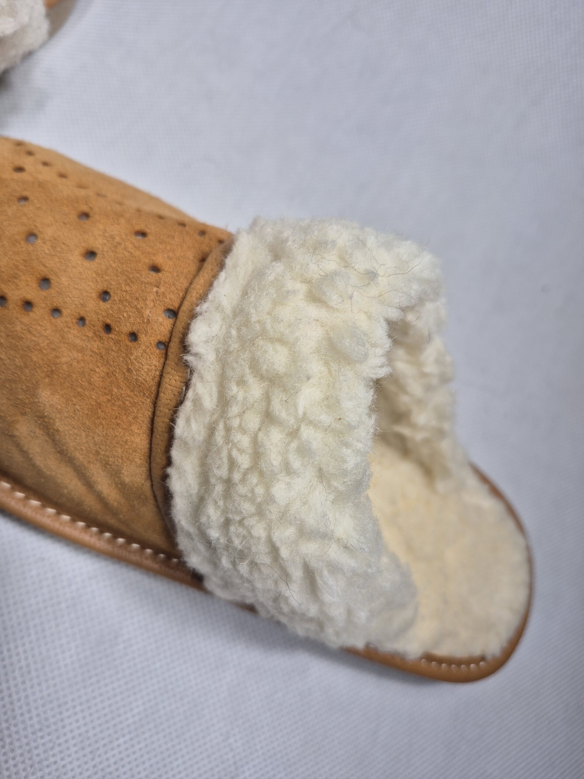 Kapcie z kożuszkiem, brązowe zamszowe pantofle ciepłe