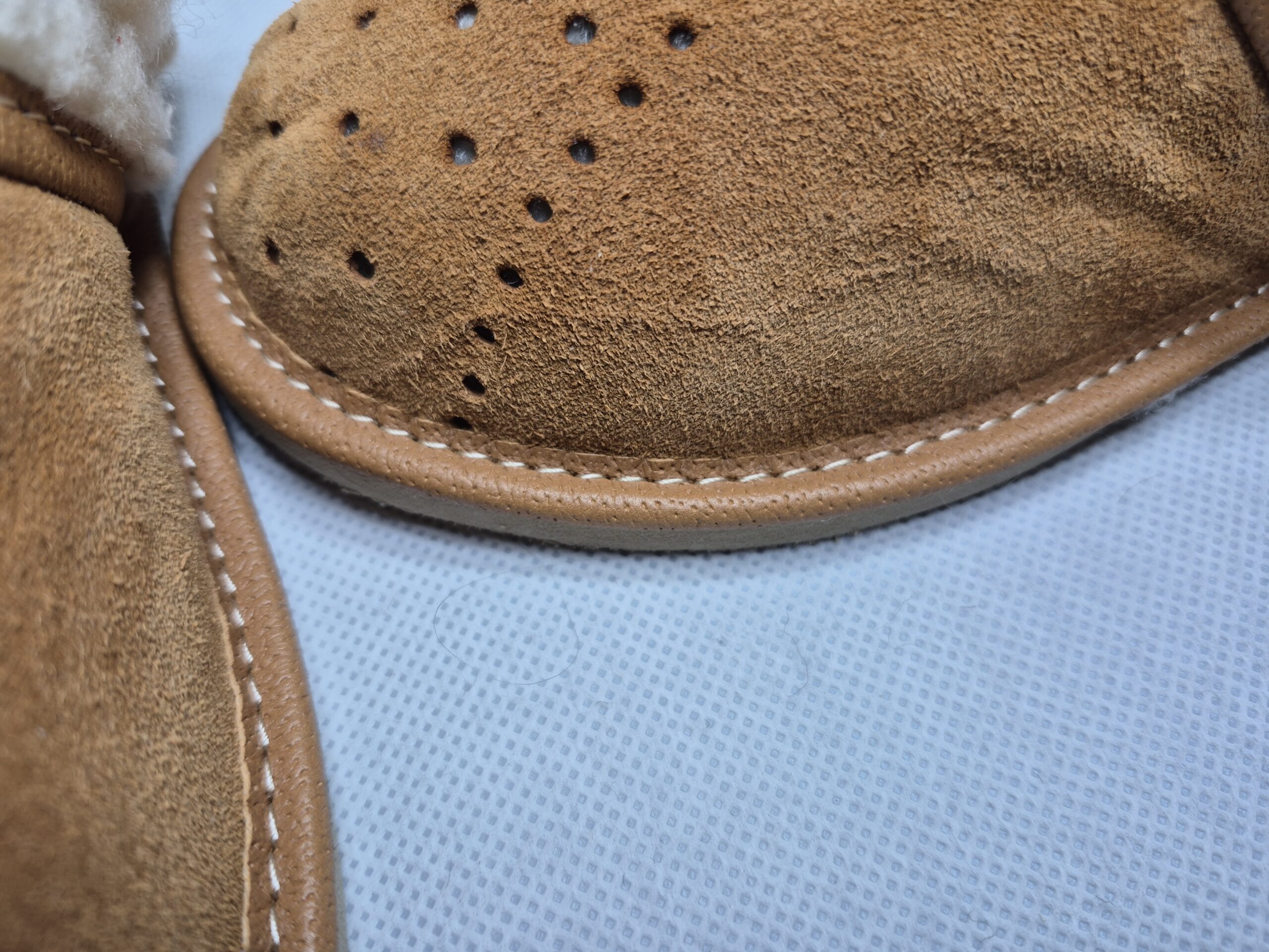 Kapcie z kożuszkiem, brązowe zamszowe pantofle ciepłe