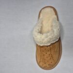 Kapcie z kożuszkiem, brązowe zamszowe pantofle ciepłe