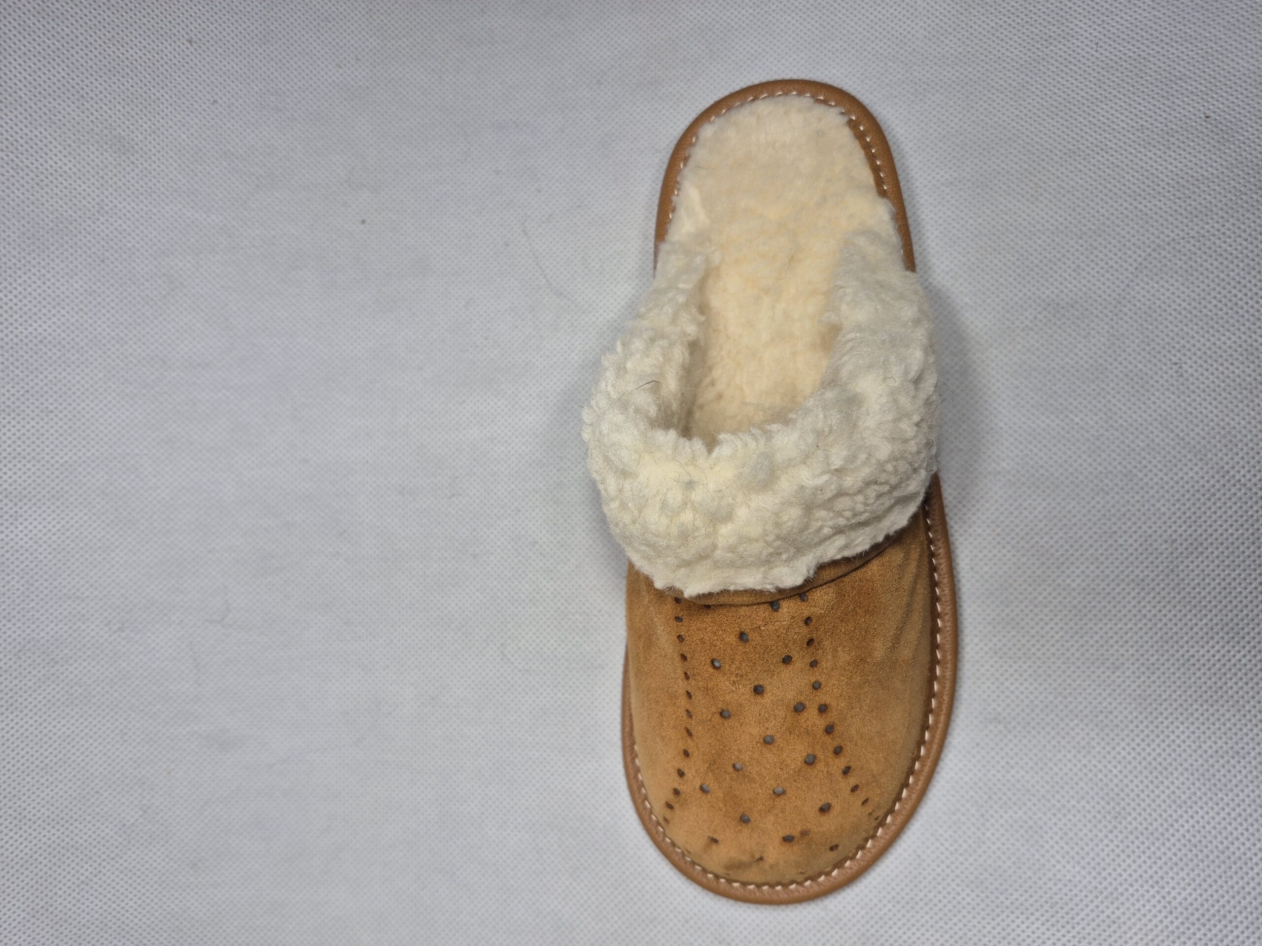 Kapcie z kożuszkiem, brązowe zamszowe pantofle ciepłe