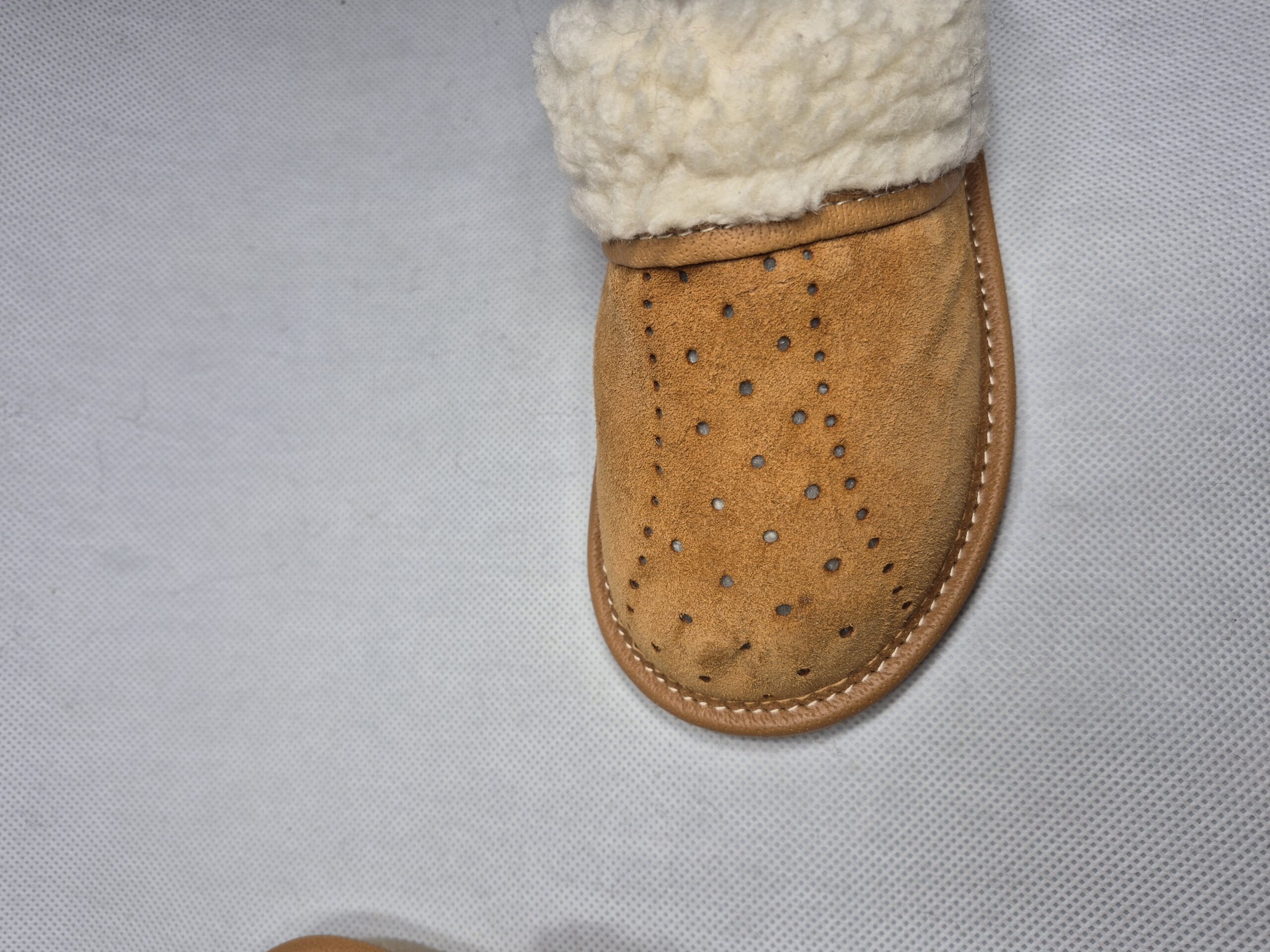 Kapcie z kożuszkiem, brązowe zamszowe pantofle ciepłe