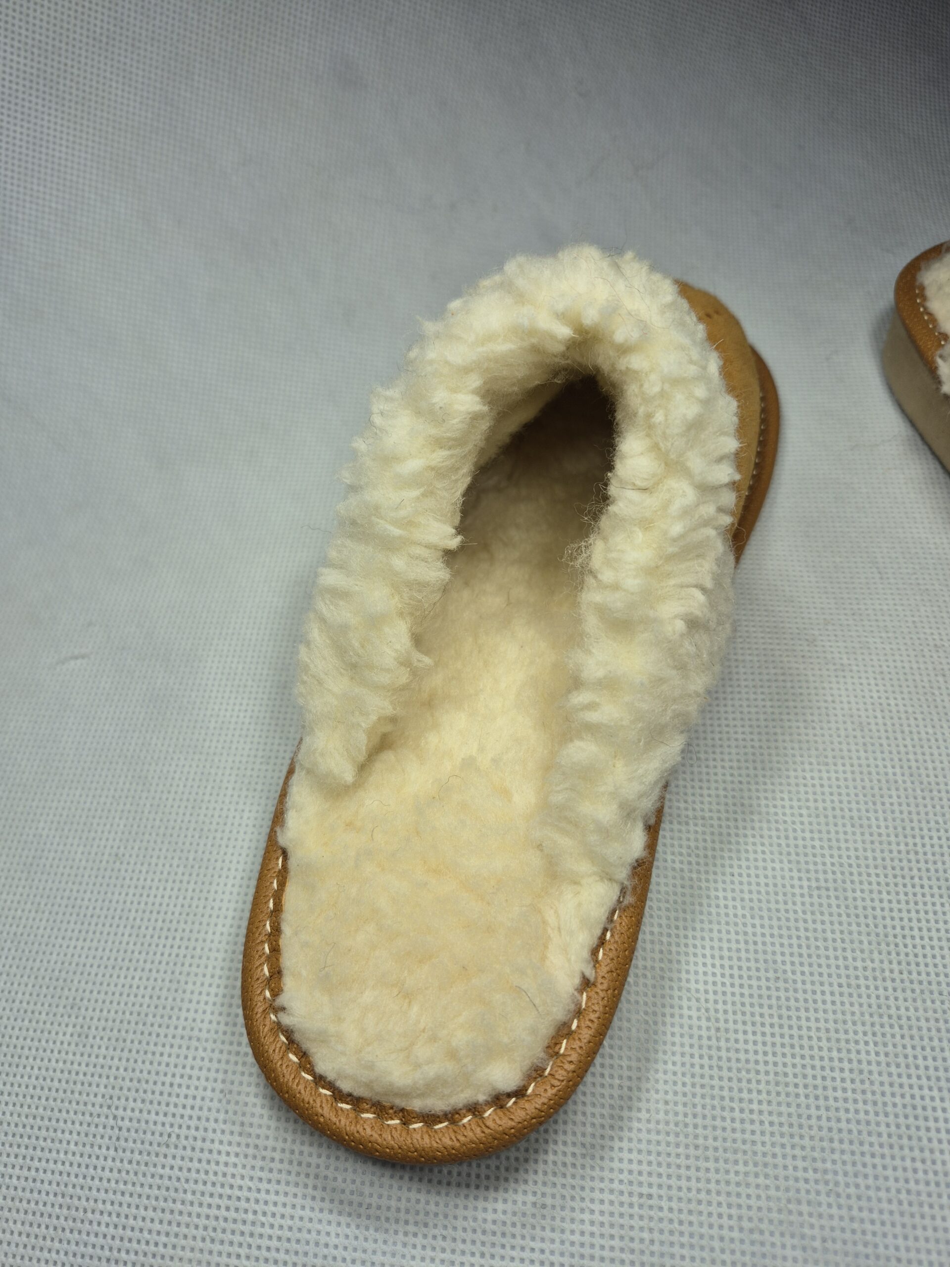 Kapcie z kożuszkiem, brązowe zamszowe pantofle ciepłe