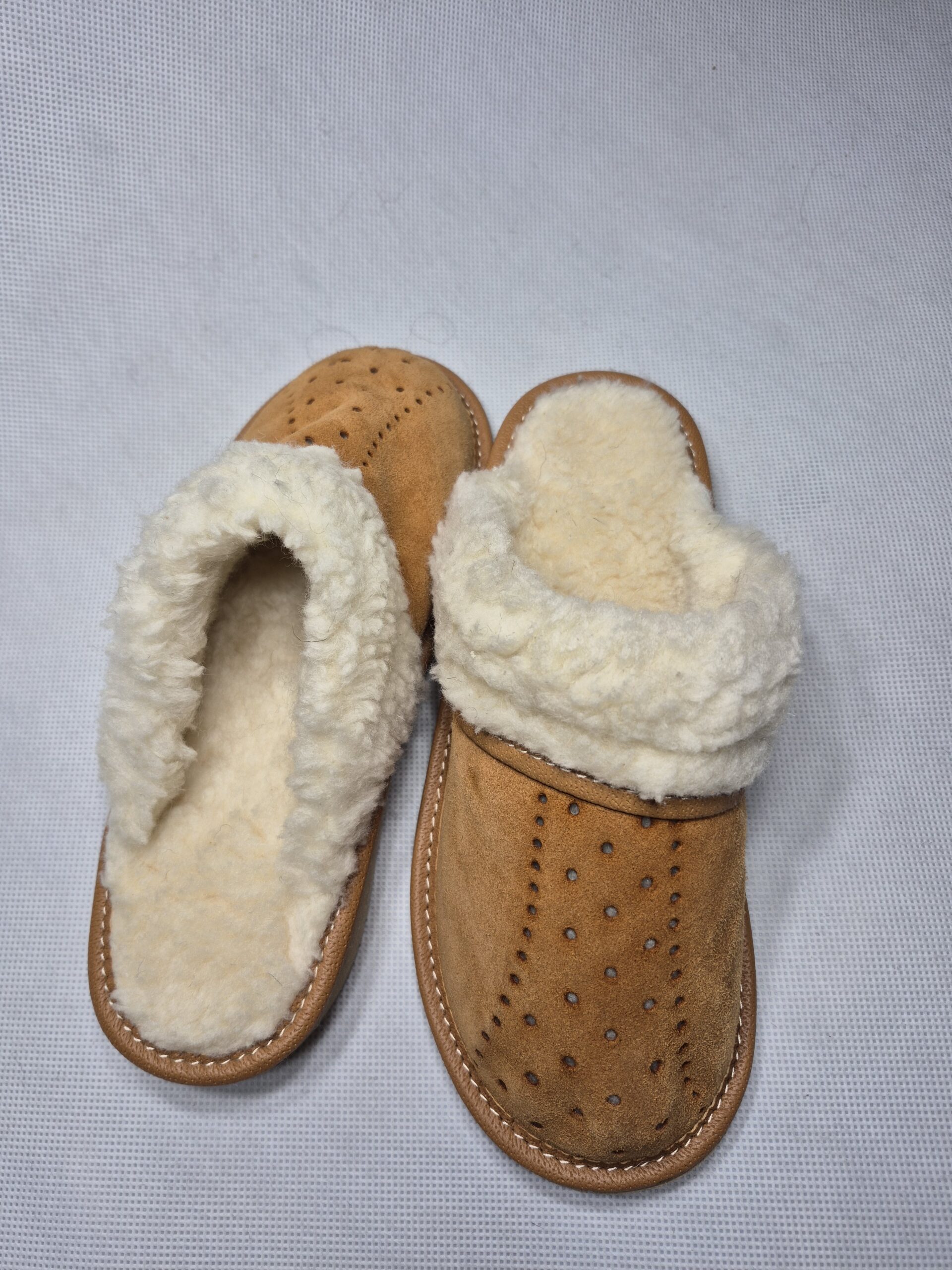 Kapcie z kożuszkiem, brązowe zamszowe pantofle ciepłe