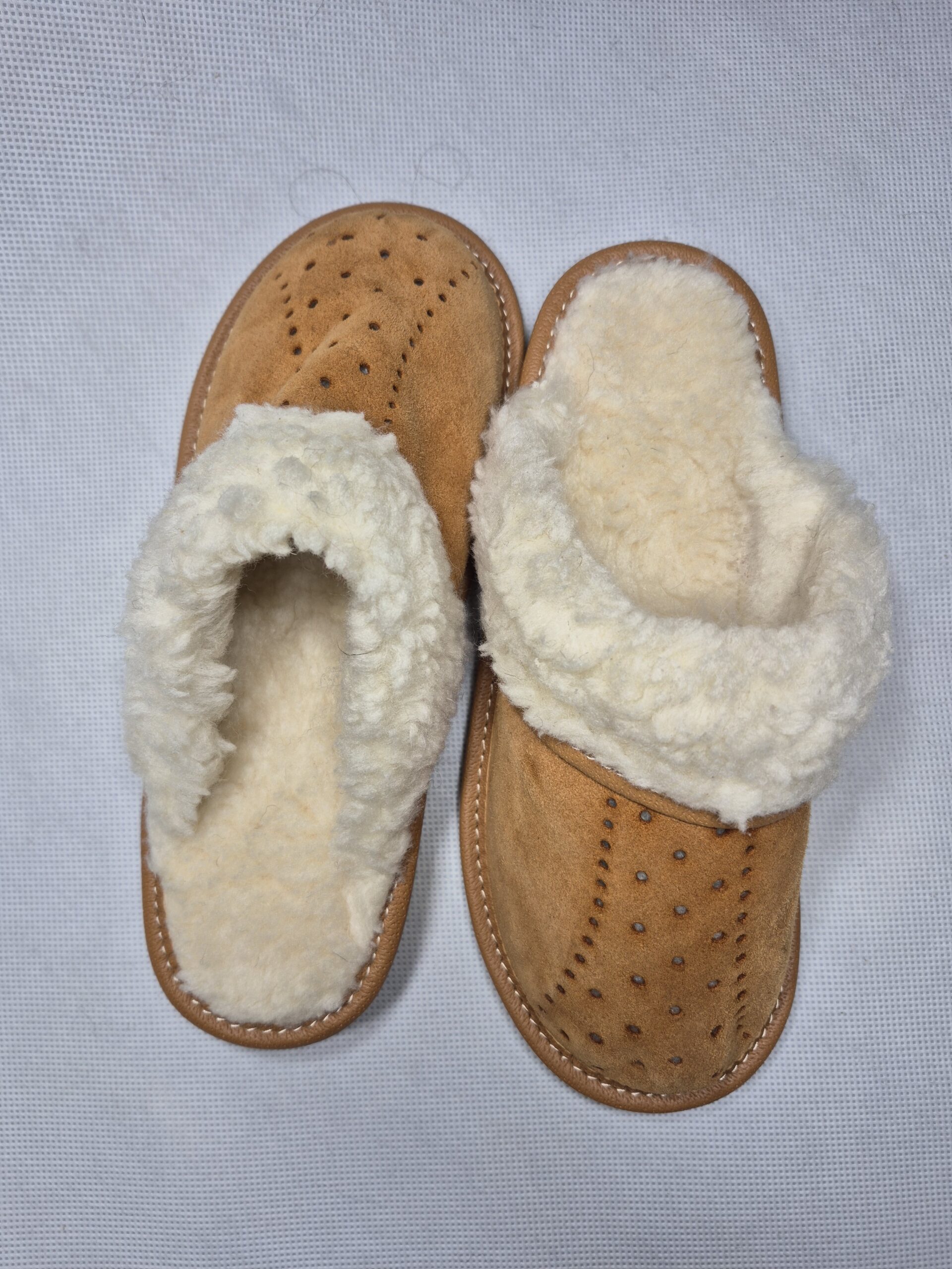 Kapcie z kożuszkiem, brązowe zamszowe pantofle ciepłe